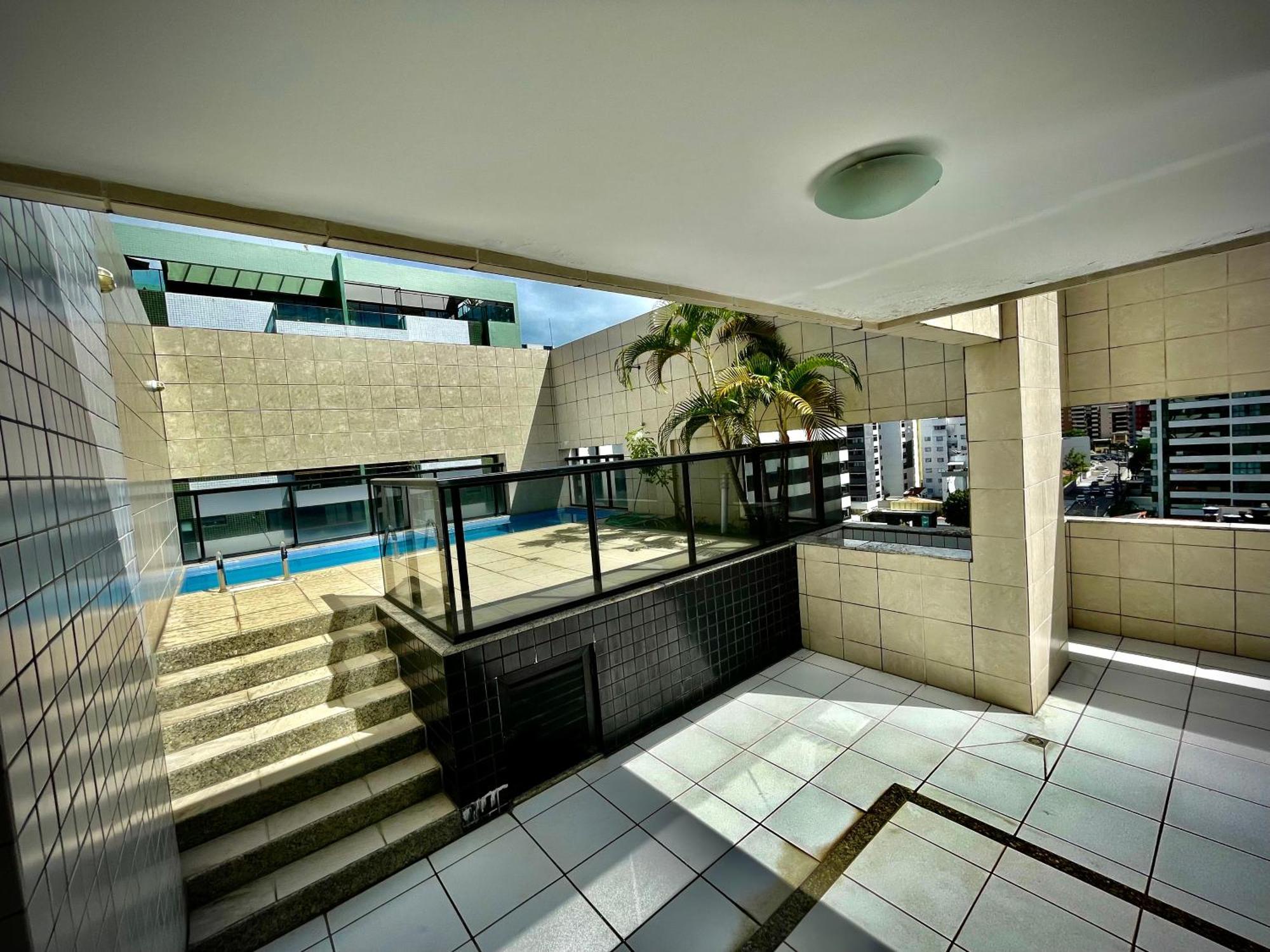 Luxo Com Piscina Em Ponta