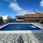 Lindo apto a uma quadra da praia com piscina