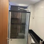 Ape Reformado Na Quadra Da Praia