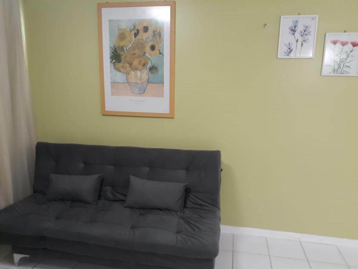 Na Beira Mar De Pajucara- Edif Neo- Apartamento Quarto E Sala - Possui Varanda- Vista Lateral Do Mar -rua Julio Plech Filho 60 Esquina Com Avenida Doutor Antonio Gouveia - Consumo Eletrico E Pago No Ckeck-out 1kwh E 1,35 Reias- Tem Tela De Protecao Apartamento