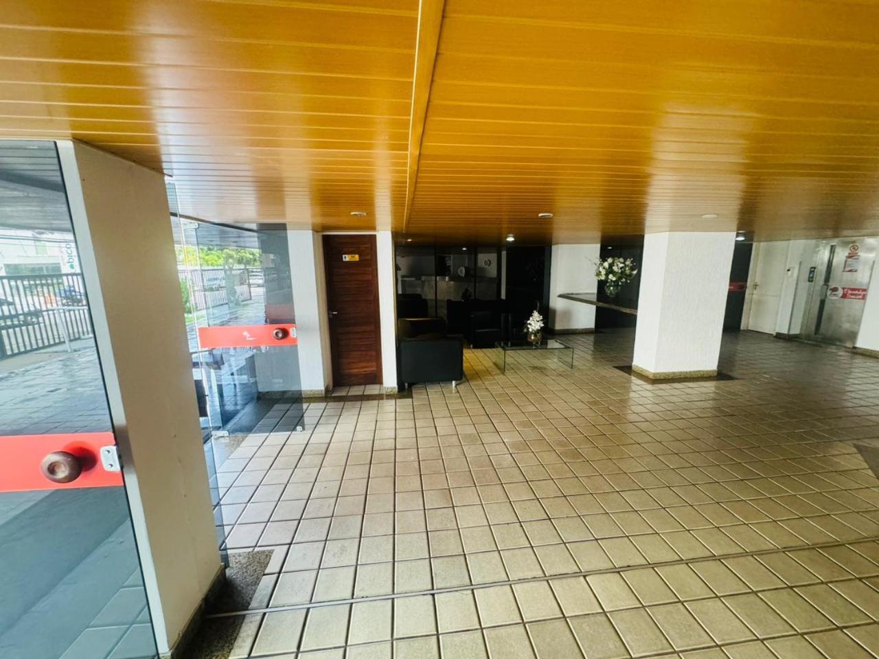Apto 405 - Quarto e sala espaçoso na praia de Ponta Verde com Wi-fi, tv a cabo e piscina Apartamento *