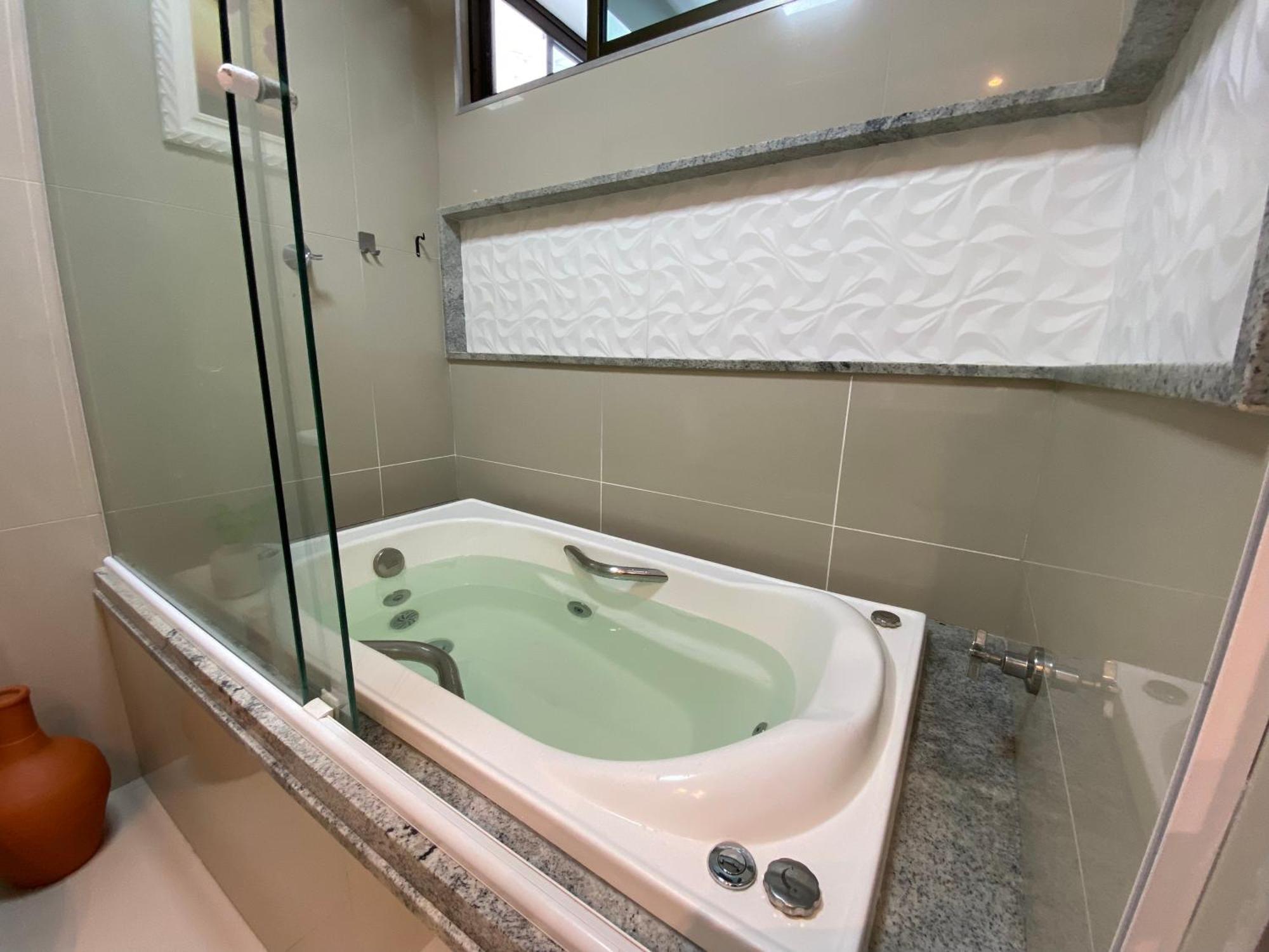 Luxor Double Com Varanda Gourmet Contendo Churrasqueira E Frigobar, Vista Panoramica Da Ponta Verde! 2 Quartos Com Split, 2 Banheiros E Uma Banheira De Hidromassagem Na Do Apartamento! *