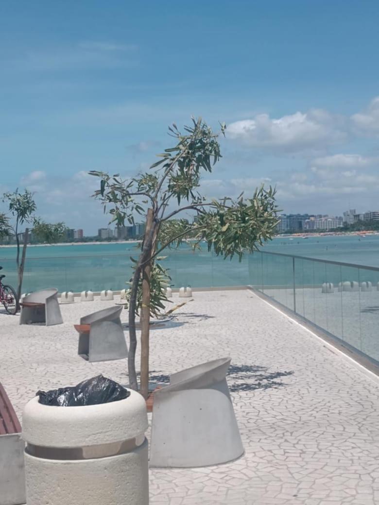 Apartamento Na Beira Mar De Pajucara- Edif Neo- E Sala - Possui Varanda- Vista Lateral Do Mar-rua Julio Plech Filho 60 Esquina Com Avenida Doutor Antonio Gouveia - Consumo Eletrico E Pago No Ckeck-out - 1 Kwh E 1,35 Reias - Tem Tela De Proteca *