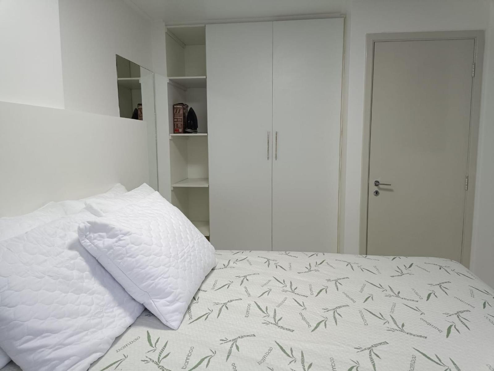 Apartamento Na Beira Mar De Pajucara- Edif Neo- E Sala - Possui Varanda- Vista Lateral Do Mar-rua Julio Plech Filho 60 Esquina Com Avenida Doutor Antonio Gouveia - Consumo Eletrico E Pago No Ckeck-out - 1 Kwh E 1,35 Reias - Tem Tela De Proteca Maceió