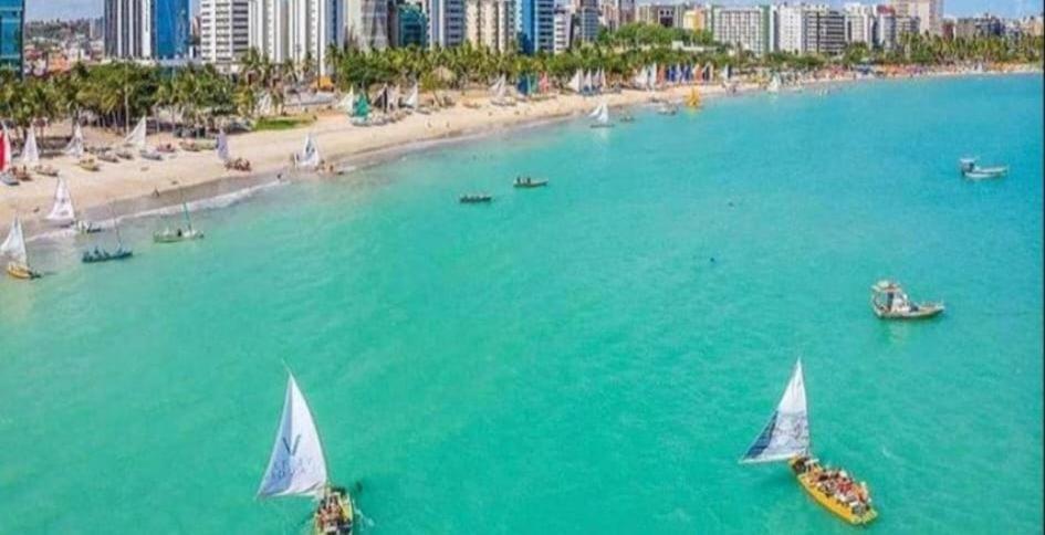 Apartamento De Ponta Verde, A Beira Mar, Com Sala Climatizada, Paraiso Em