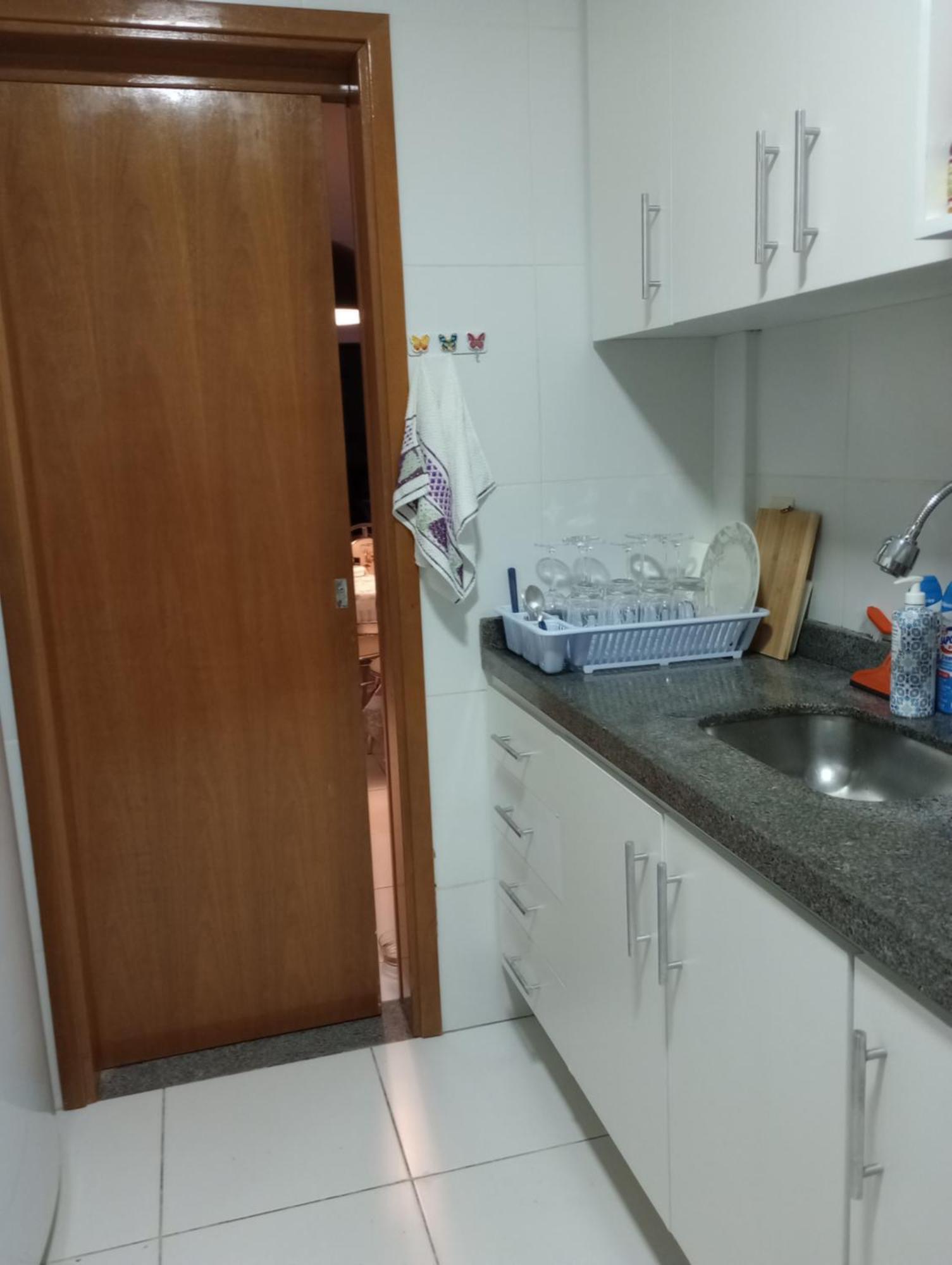 Casal Em Charmoso Apto Compartilhado