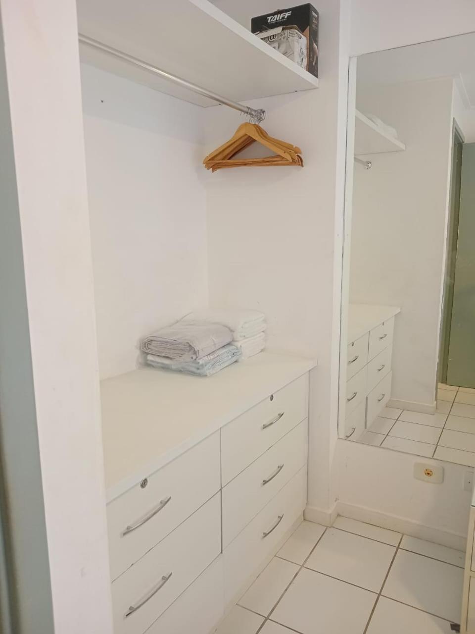 Apartamento Na Beira Mar De Pajucara- Edif Neo- E Sala - Possui Varanda- Vista Lateral Do Mar-rua Julio Plech Filho 60 Esquina Com Avenida Doutor Antonio Gouveia - Consumo Eletrico E Pago No Ckeck-out - 1 Kwh E 1,35 Reias - Tem Tela De Proteca