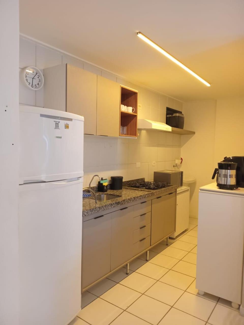 Na Beira Mar De Pajucara- Edif Neo- E Sala - Possui Varanda- Vista Lateral Do Mar-rua Julio Plech Filho 60 Esquina Com Avenida Doutor Antonio Gouveia - Consumo Eletrico E Pago No Ckeck-out - 1 Kwh E 1,35 Reias - Tem Tela De Proteca Apartamento