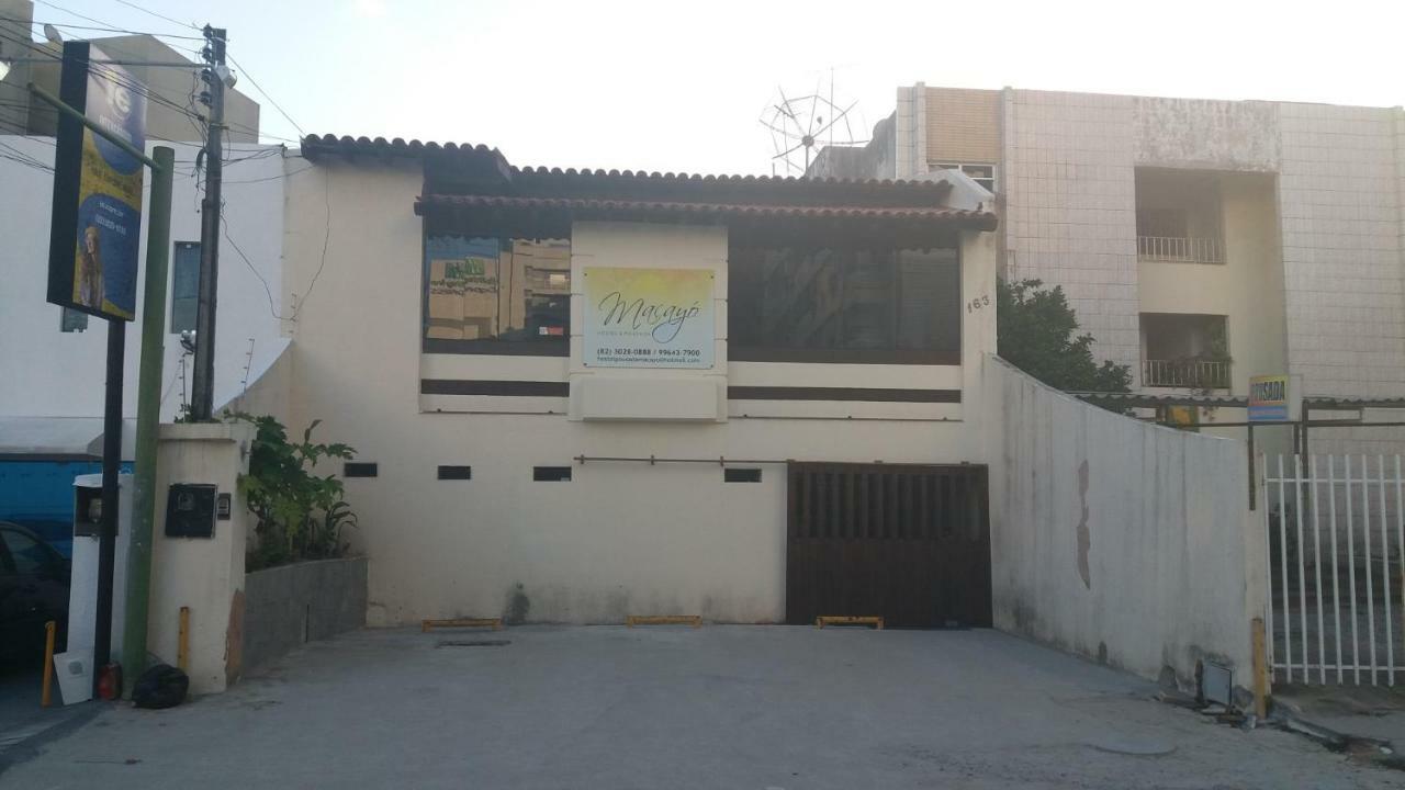 & Macayo Albergue *