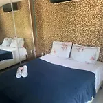 Pratagy Quarto E Sala Com Jacuzzi